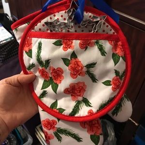 Oven mitts & cookie cutters